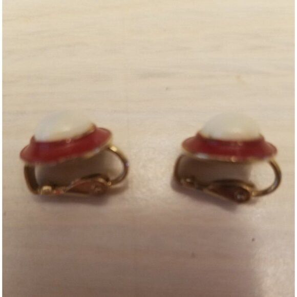 3 pair Vintage Clip on earrings and 1 pin - Picture 7 of 7